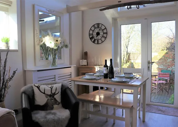 Beautiful Barn Conversion, 3 Bed, Hot Tub, Sauna, Gym, Enclosed Garden