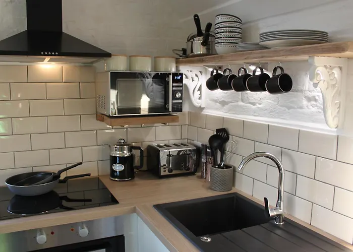 Beautiful Barn Conversion, 3 Bed, Hot Tub, Sauna, Gym, Enclosed Garden