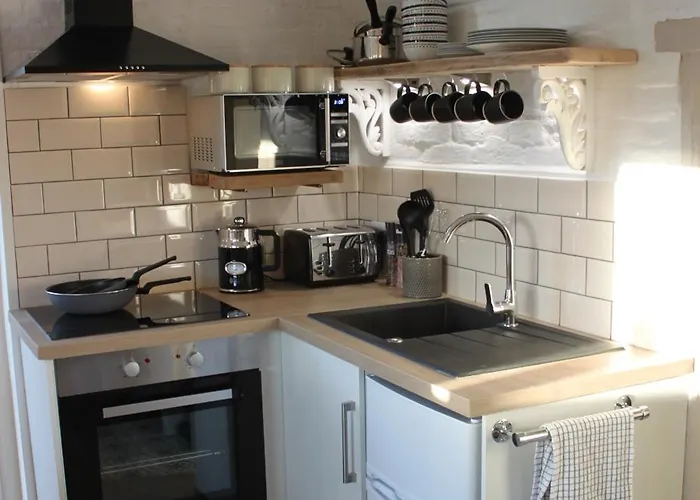 Beautiful Barn Conversion, 3 Bed, Hot Tub, Sauna, Gym, Enclosed Garden