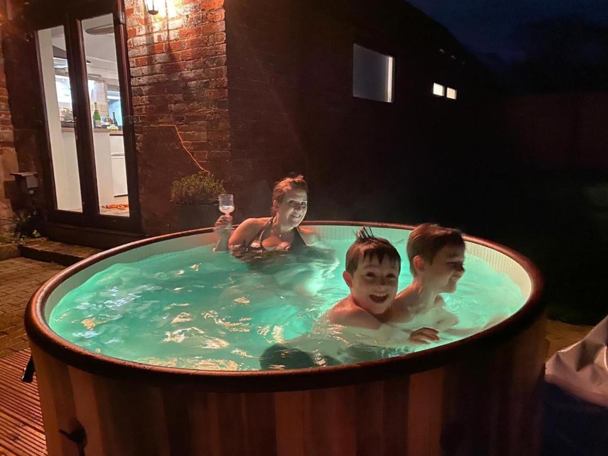 Beautiful Barn Conversion, 3 Bed, Hot Tub, Sauna, Gym, Enclosed Garden *