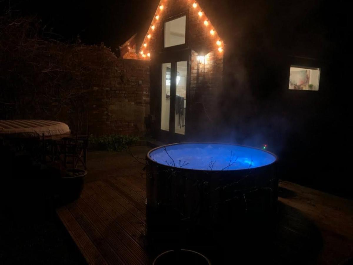Beautiful Barn Conversion, 3 Bed, Hot Tub, Sauna, Gym, Enclosed Garden Holiday home